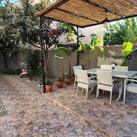 Willa Arya Roof House *